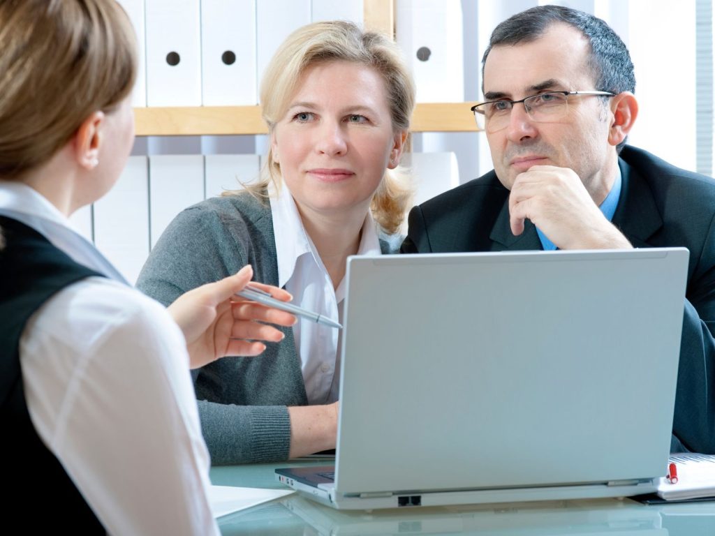 Besprechung am Laptop im Büro